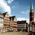 フランクフルトの中世風の建物と広場